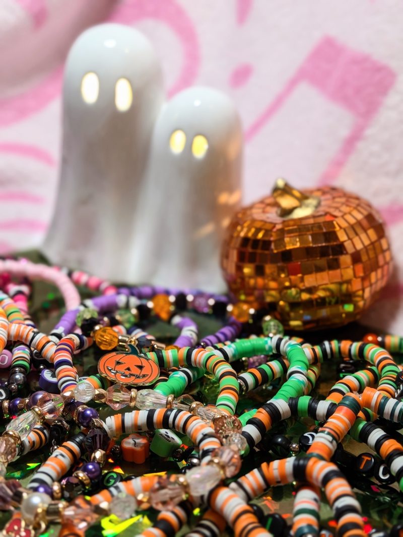 Halloween friendship bracelet with candy corn and clay beads in white orange and yellow — view 4