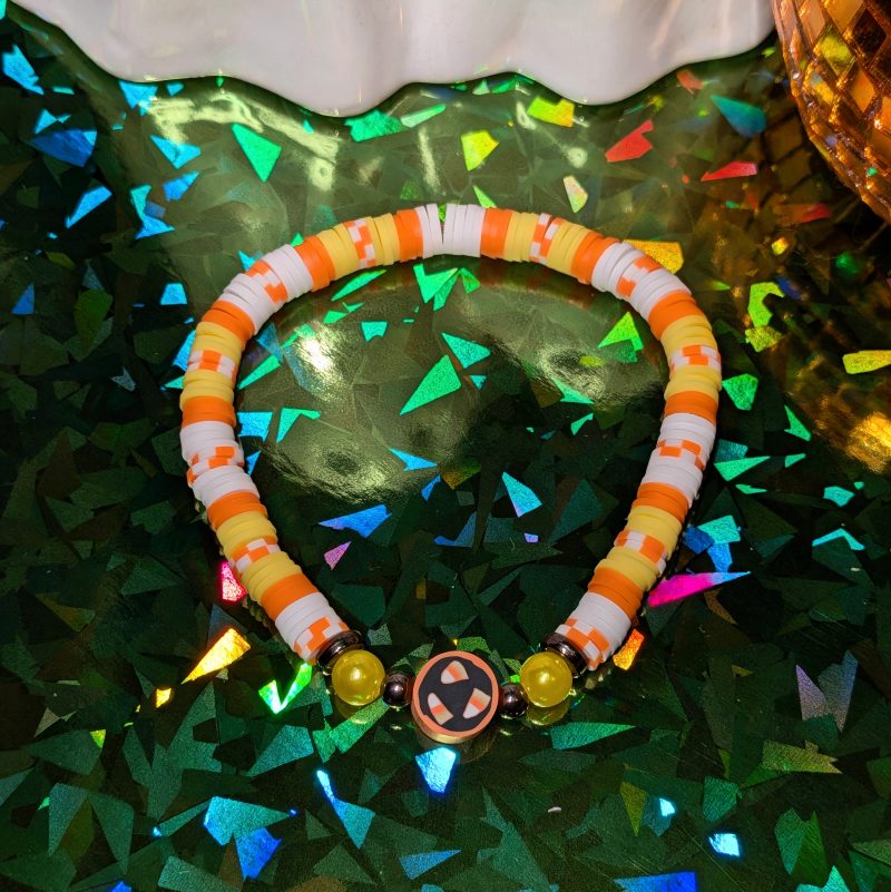 Halloween friendship bracelet with candy corn and clay beads in white orange and yellow — view 3